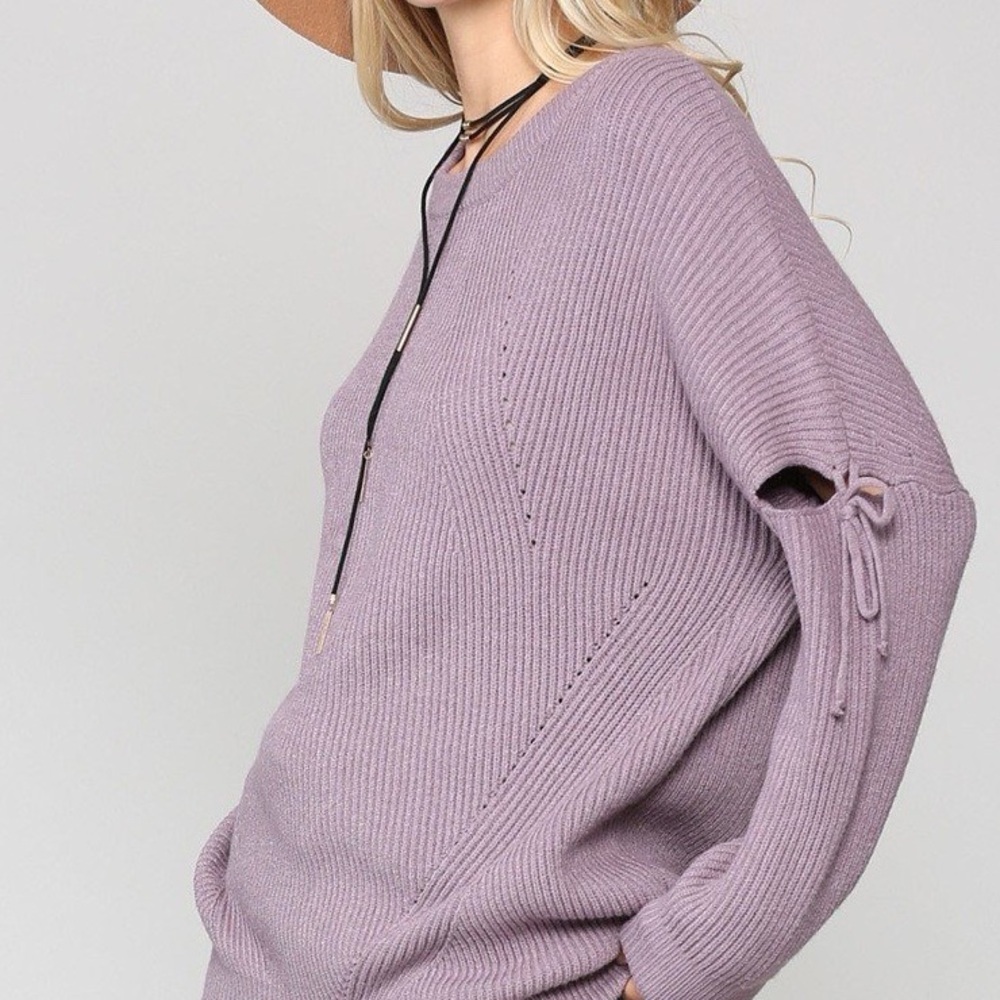 Ribbed sweater with open slit on sleeves.